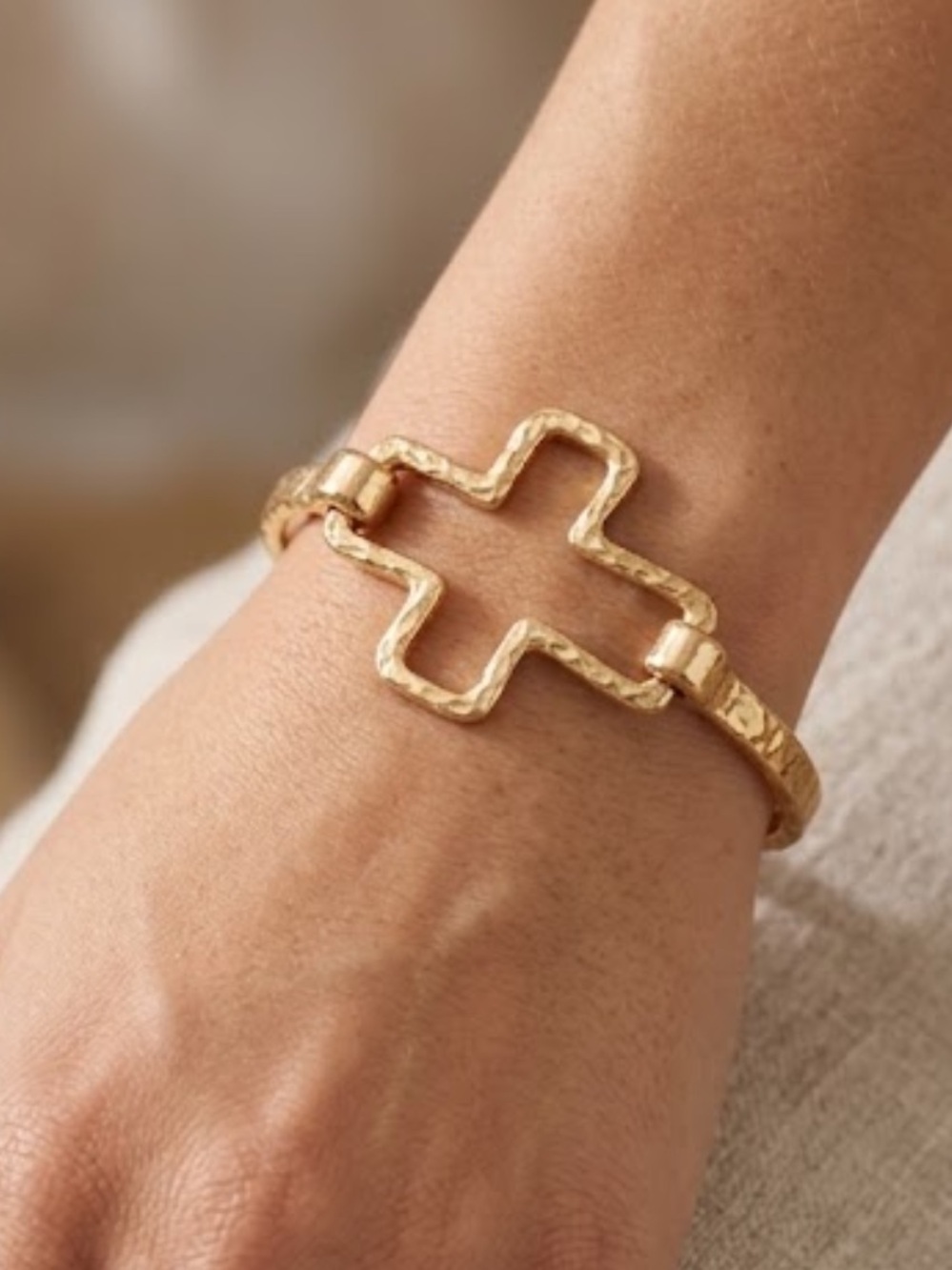 NWT Gold Cross Bangle Bracelet Hammered Hinged Christian Faith Religious
C4